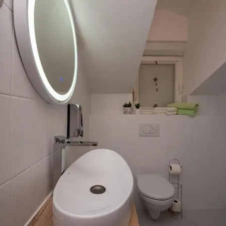 Tomi Apartment *