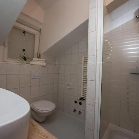 Tomi Apartment *