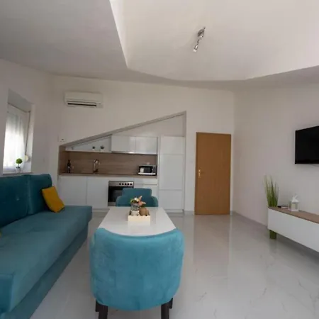 Tomi Apartment