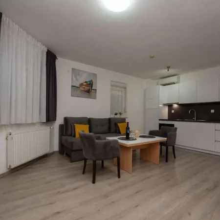 Tomi Apartment