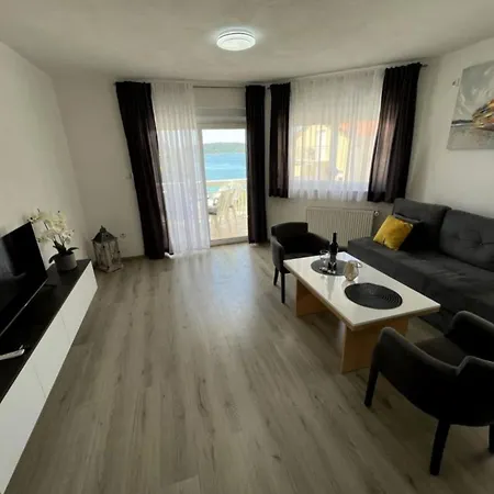 Tomi Apartment *