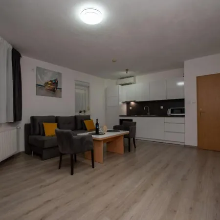Tomi Apartment